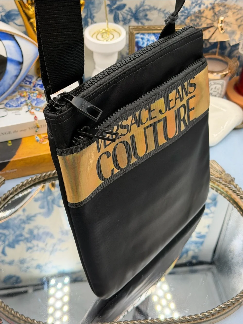 🆕 VERSACE JEANS COUTURE 🧿 NWT Logo Crossbody Bag, Black & Gold *SMALL FLAW*